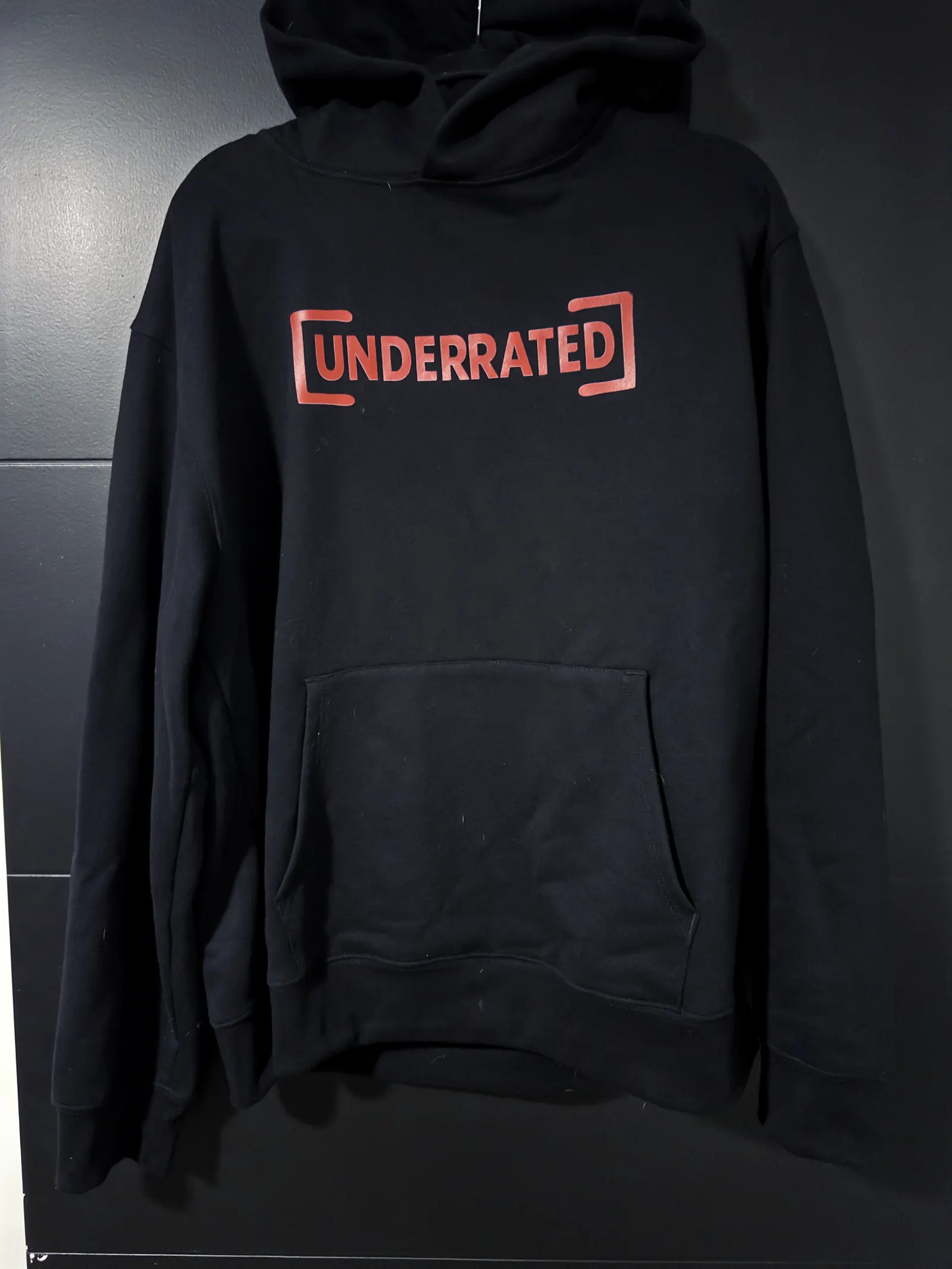 Hoodie Underrated Mark vista frontal